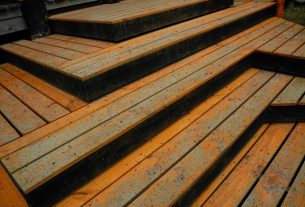 How to Install Joists Before Laying a Floor